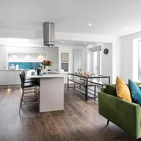 No. 11 St Annes: Ambleside, Spacious, Modern *