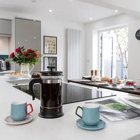 No. 11 St Annes: Ambleside, Spacious, Modern