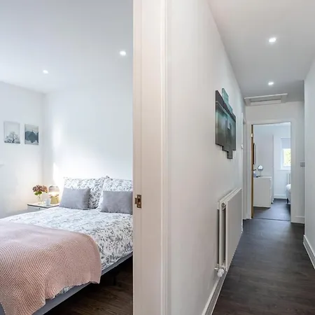 No. 11 St Annes: Ambleside, Spacious, Modern